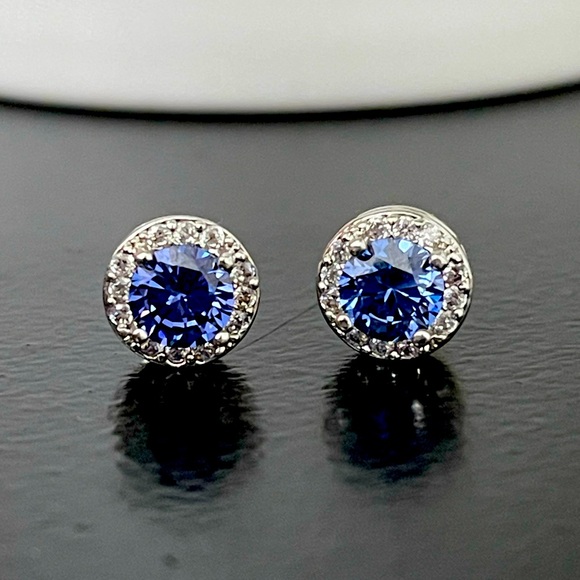 Studded earring - Picture 1 of 2